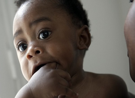 black-baby-teething-and-chewing-his-fingers-photo-modernghana-com