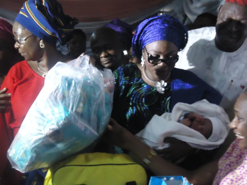 first-lady-of-lagos-state-mrs-bolanle-akande-presenting-pampers-to-mrs-aderonke-akande-during-her-visit-to-island-maternity-to-celebrate-the-first-baby